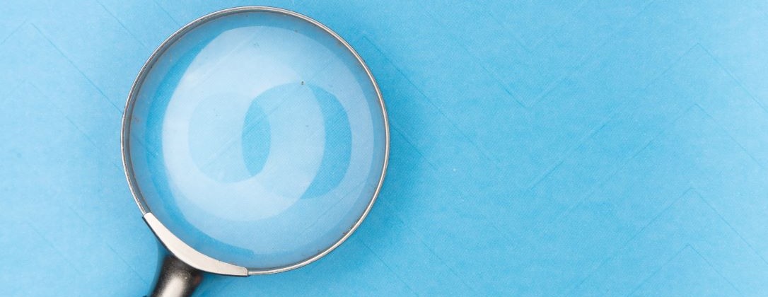 a magnifying glass in a blue background 